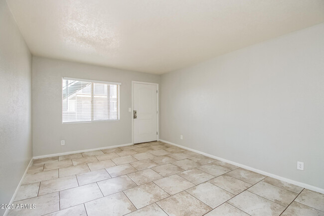 Building Photo - 208 S Doran