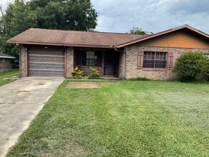 Building Photo - Nice half of duplex