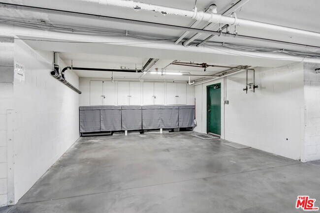Building Photo - 9303 Burton Way