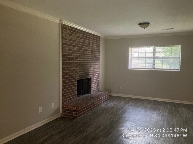 Building Photo - 3 Bedroom / 2.5 Bath House Available Now