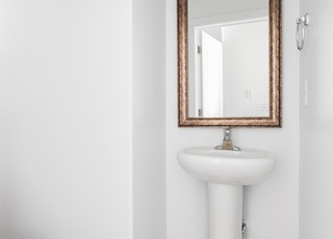 Building Photo - Like New 3 Bd 2.5 Bath Townhome