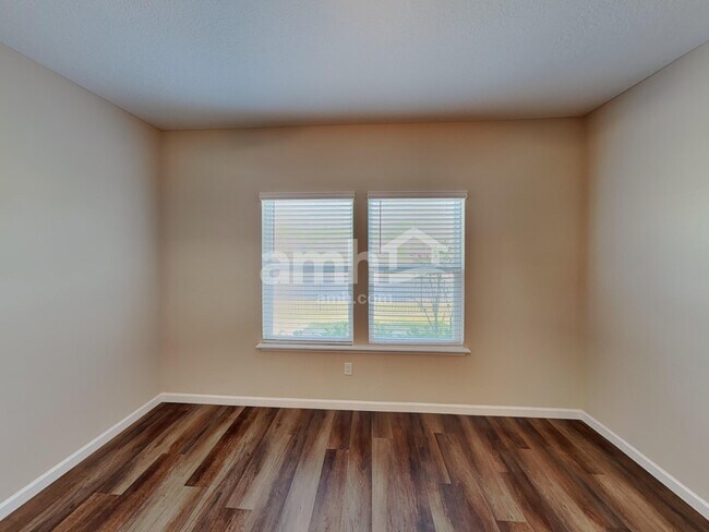 Building Photo - 70 Hemlock Point