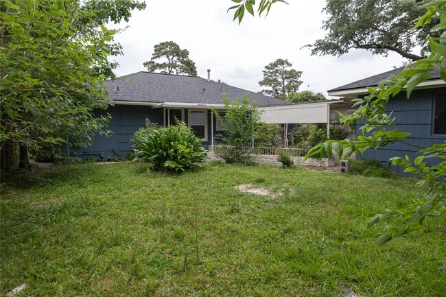Building Photo - 811 Sara Rose St