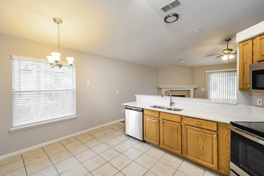 Building Photo - 1525 Ashleigh St