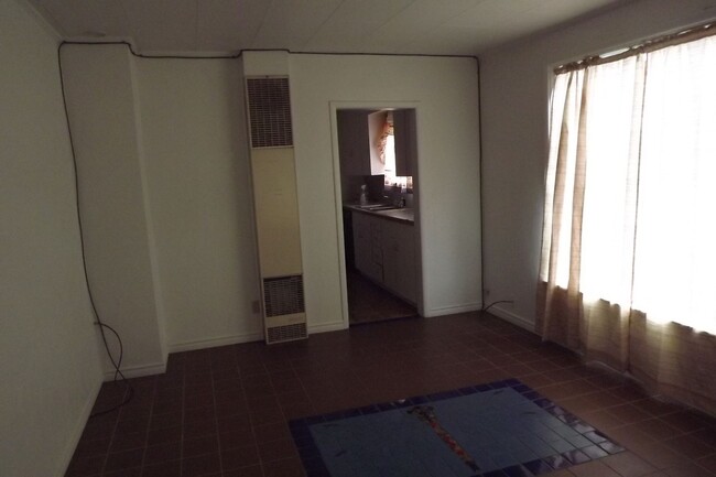 Building Photo - 2 bedroom, 2 bathroom house.