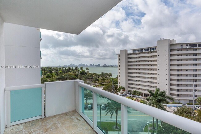 Building Photo - 7900 Harbor Island Dr