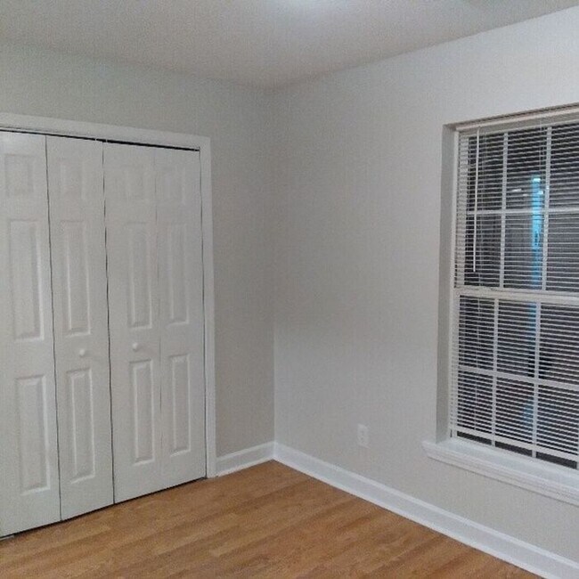 Building Photo - Duplex available now!