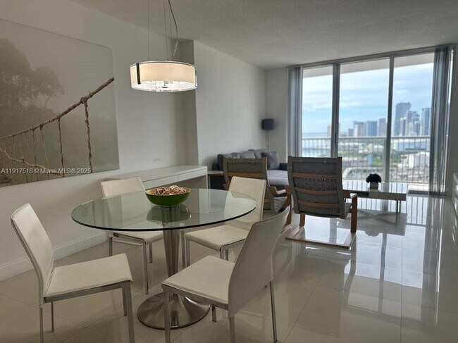 Building Photo - 1750 N Bayshore Dr