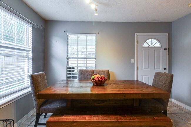 Building Photo - 3 Bedroom in Navarre!!!