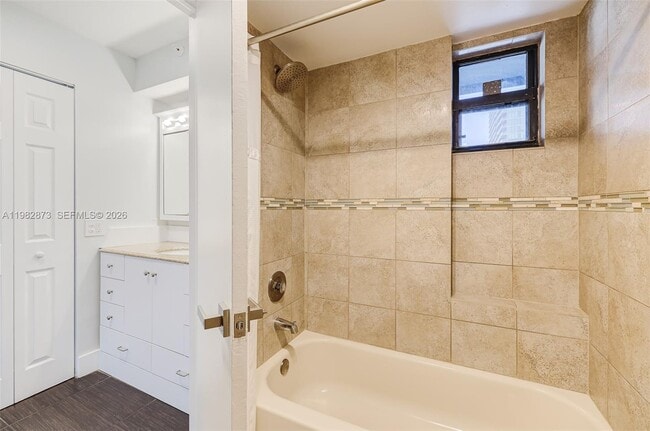 Building Photo - 555 NE 30th St