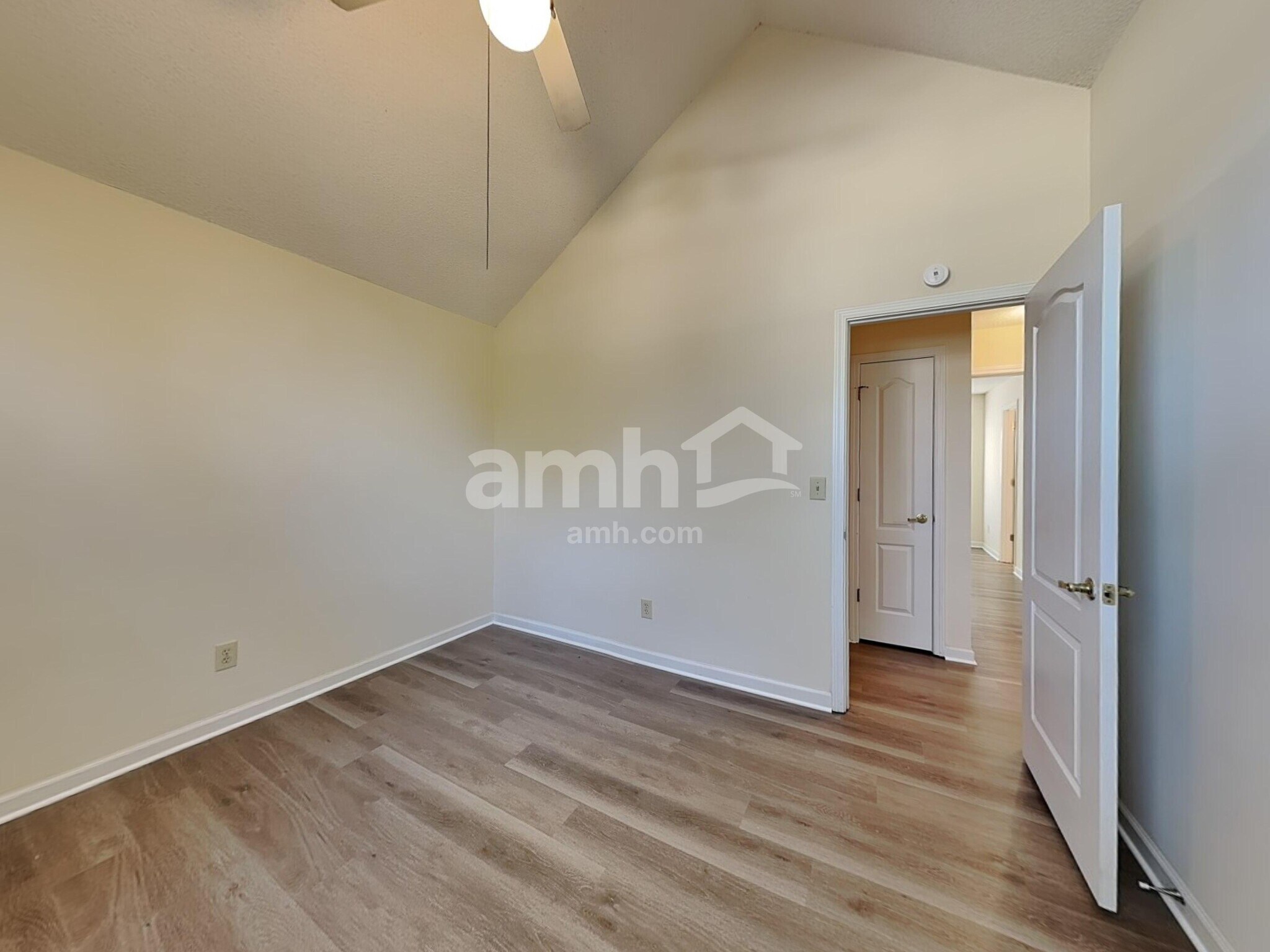 Building Photo - 401 Streamview Ln