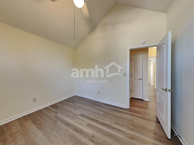 Building Photo - 401 Streamview Ln