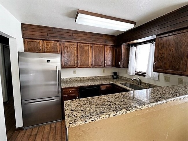 Building Photo - 305 N Chipmunk Cir