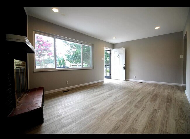 Building Photo - 102 Hubbell Pl