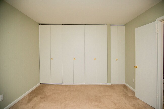 Building Photo - One Bedroom Condo in Barracks West