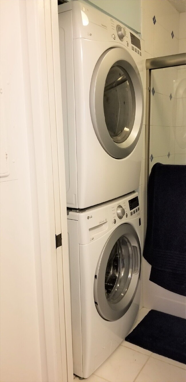 Building Photo - Spacious high floor 1BR/BA, 1pkg & Den - Makiki