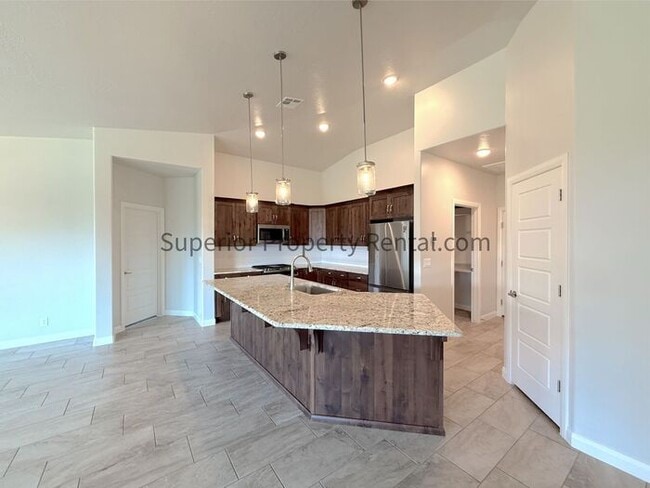 Building Photo - 4 bed, 2 bath home w/2car garage