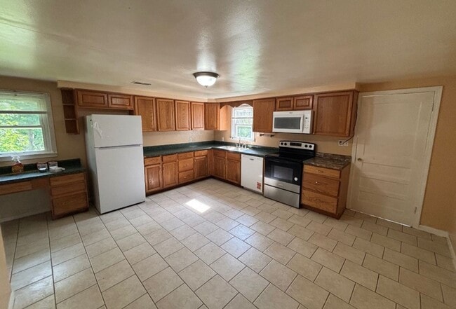 Building Photo - Beautiful Move in ready House!
