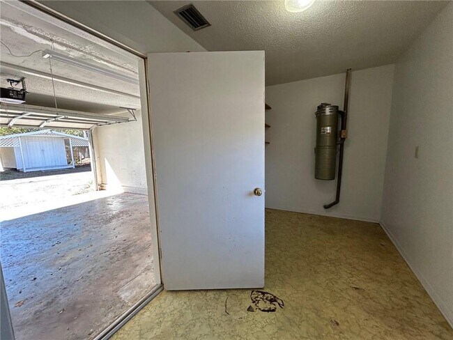 Building Photo - 5359 Emmett Dr