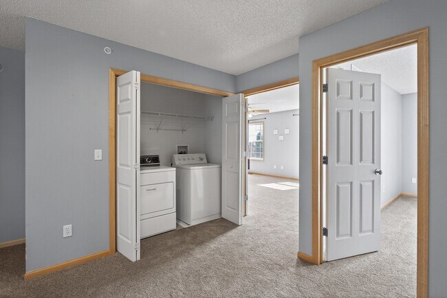 Building Photo - The Lakes Townhome