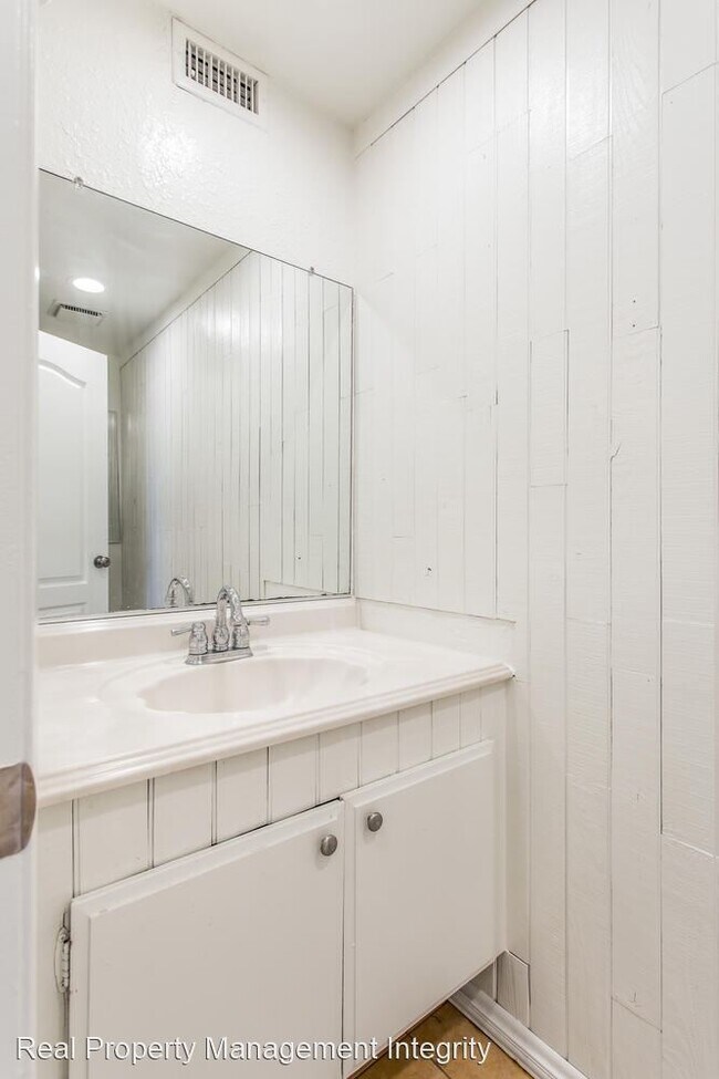 Building Photo - 3 br, 2.5 bath House - 1045 Clark St