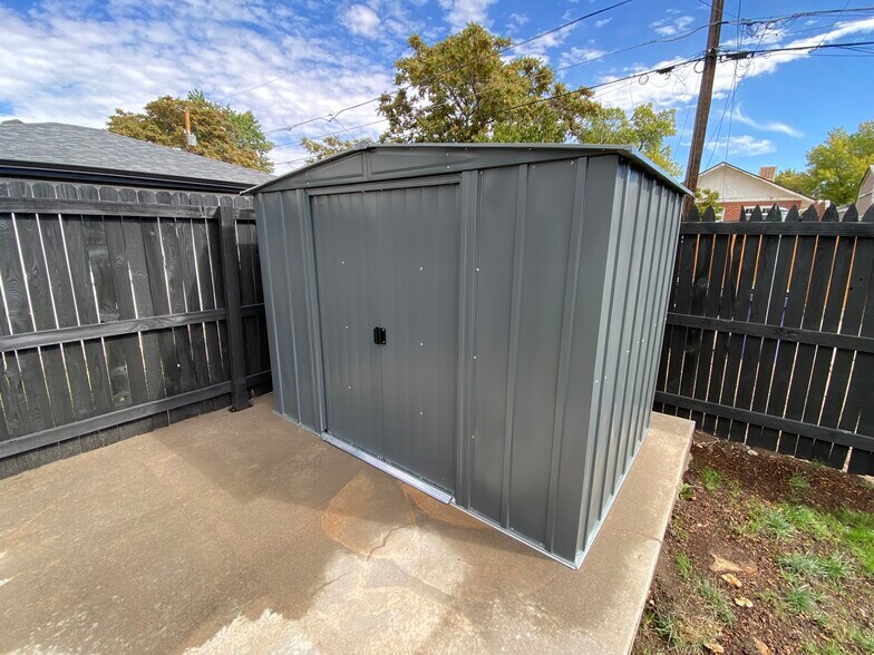 Storage shed in backyard - 2212 Perry St