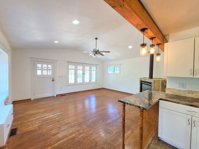 Building Photo - $2,200- 4 Bed / 2 Bath House on an Almost ...