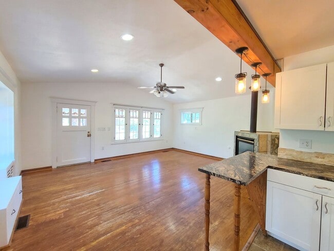 Building Photo - $2,200- 4 Bed / 2 Bath House on an Almost Acre Lot in Spokane Valley