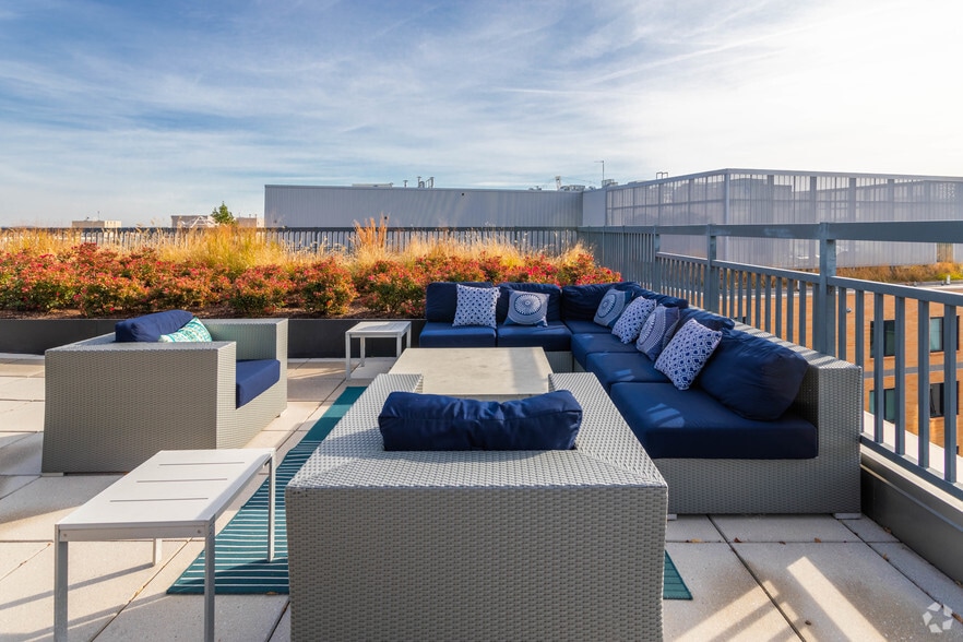 Rooftop Lounge - Onyx on First