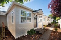 Building Photo - 526 19th St NE