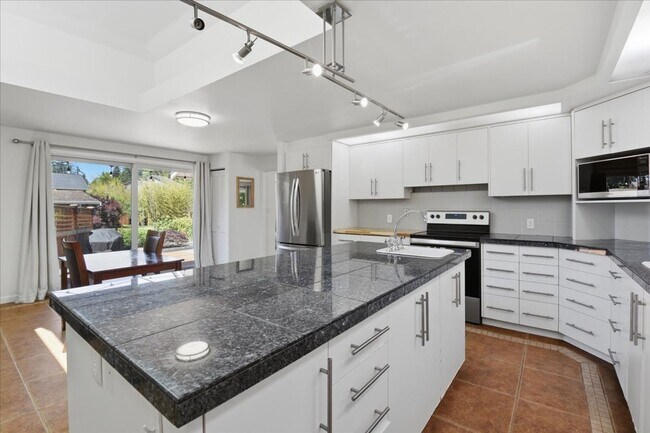 Building Photo - 3bd/1.75ba Shoreline Home
