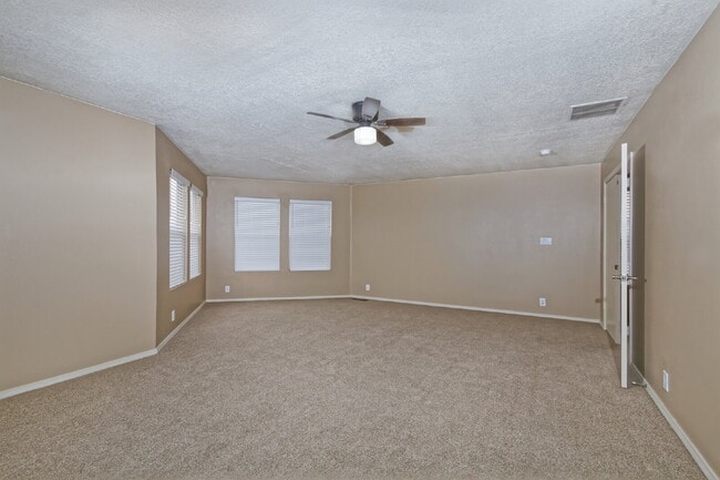 Building Photo - 2 Weeks FREE RENT 1st Month !!