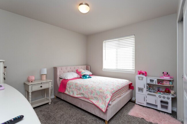 Building Photo - Bright & Beautiful 4BD Home in Lorson Ranc...