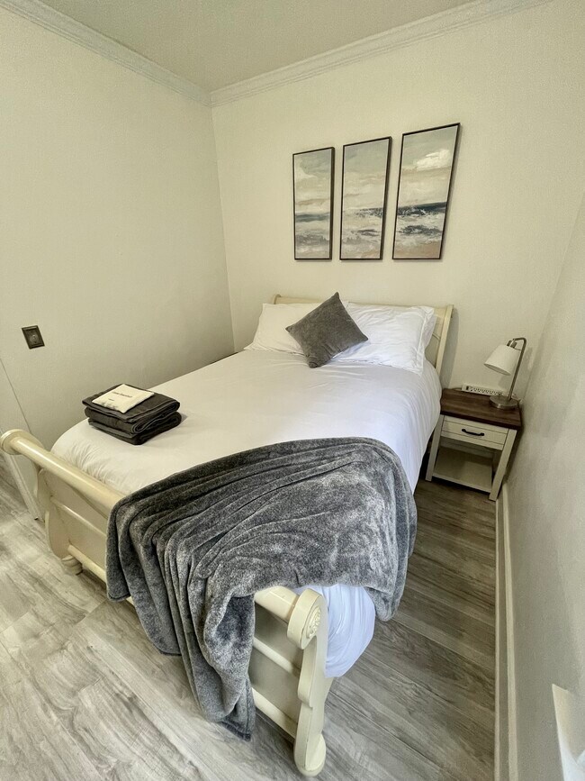 Building Photo - 313 NE Stanton St