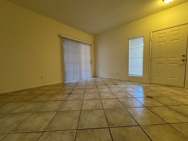 Building Photo - Ground Floor Unit with Tile Floors & Commu...