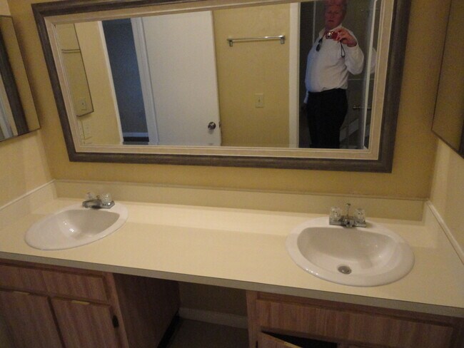 Building Photo - Nice 2 bedroom/ 1 1/2 bath town-home in Mill Run