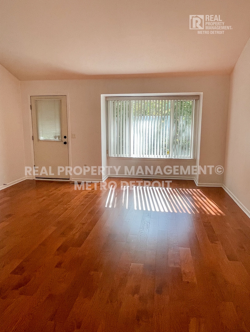 Building Photo - 5560 Seabreeze Ln