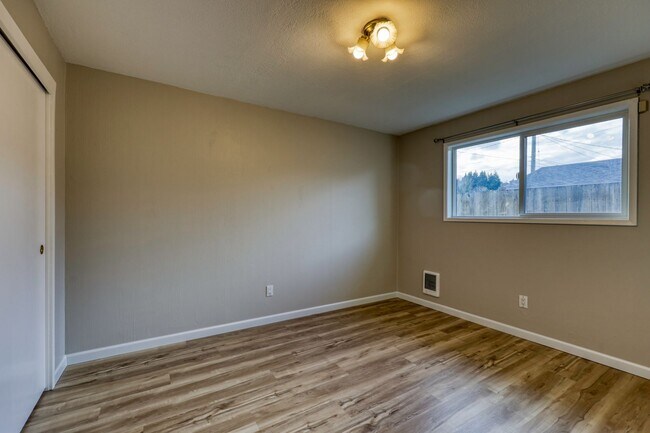 Building Photo - 503 N 5th Ave SW