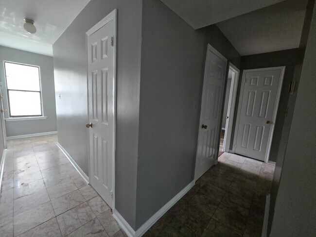Foyer - 2104 Woodbridge Commons Way