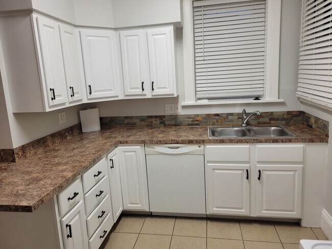 Building Photo - 2127 Slane Ave