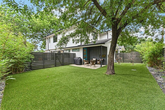 Building Photo - 2313 Oak Crest Ave