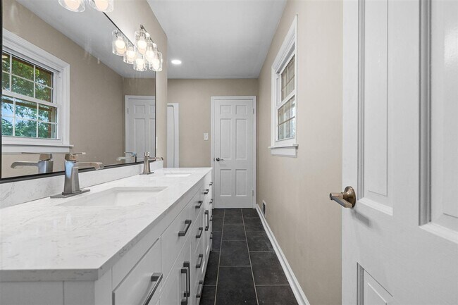 Building Photo - 725 Temple Ct