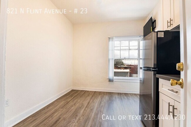 Building Photo - 821 N Flint Ave