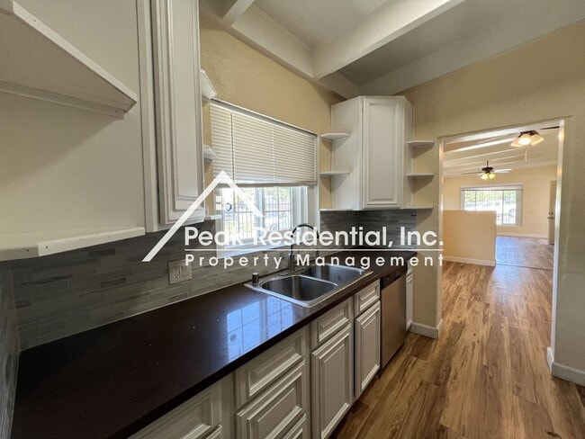 Building Photo - Charming 2bd/1ba Duplex- 5 Minutes From UC...