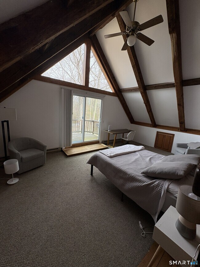 Building Photo - 40 Looking Glass Hill Rd