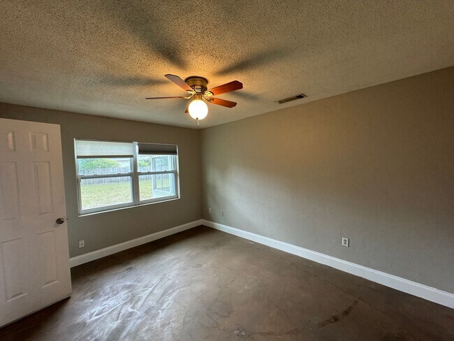 Building Photo - Lovely 3 Bedroom, 2 Bathroom Home in the Heart of Deltona!!