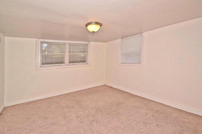 Building Photo - Coveted Northend Location! Spacious 5 bedr...