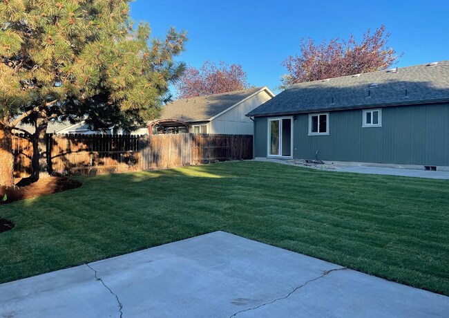 Building Photo - 3238 SW Metolius Ave