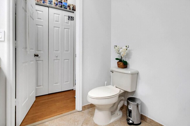 Building Photo - 5095 Madison Lakes Cir N