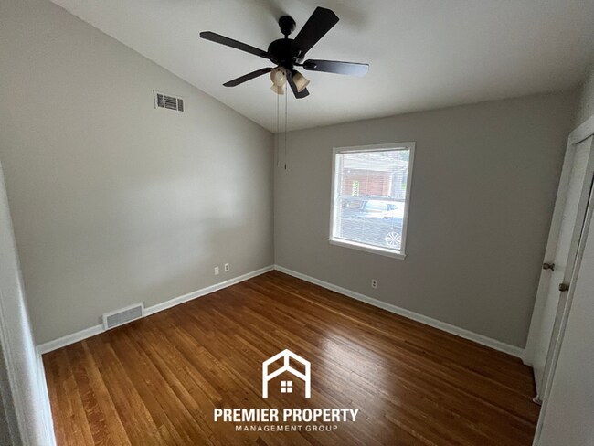 Building Photo - Charming 3BR/2BA Home Near Parkway Village | Hardwood Floors Throughout & Fenced Yard